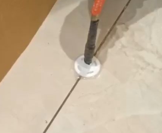 洛浦瓷砖空鼓维修公司专业解答瓷砖在铺贴过程中，如果没有涂抹均匀到位的粘结材料（如水泥砂浆或瓷砖胶），可能会导致以下问题