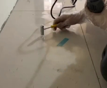 洛浦瓷砖开裂维修公司专业分享瓷砖在铺贴前如果没有沥干水分，将会导致以下问题